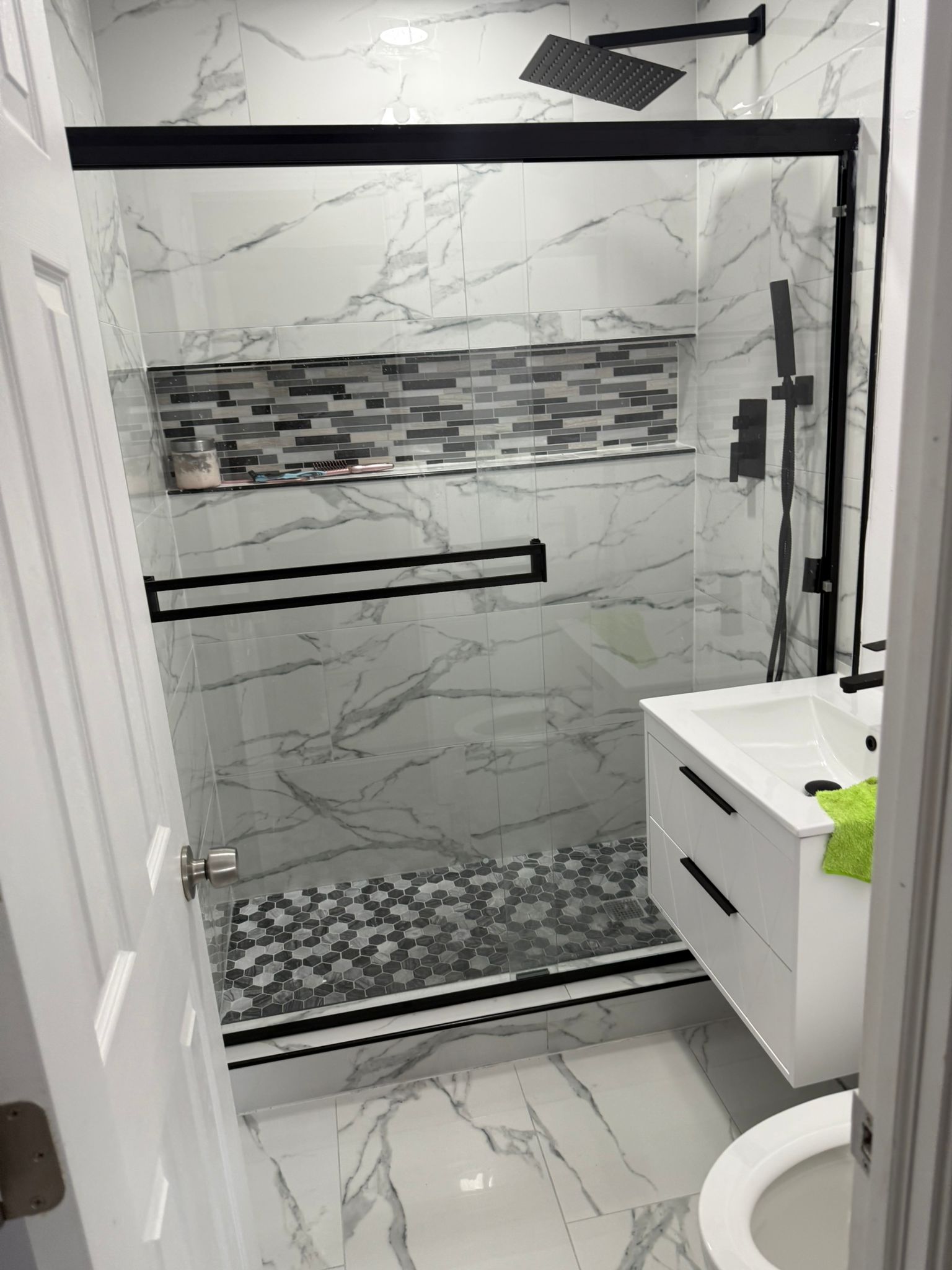 Renovación de ducha con mosaico de mármol - West Hartford, CT