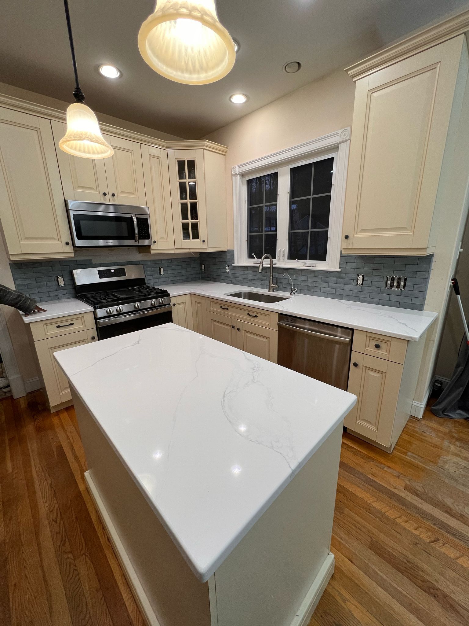 Remodelación de cocina con isla blanca, diseño moderno - East Lyme, CT